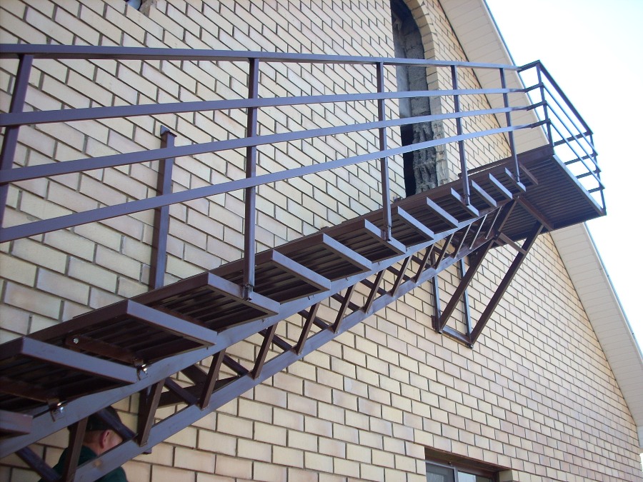 Как сделать лестницу из металла для дачи своими руками?